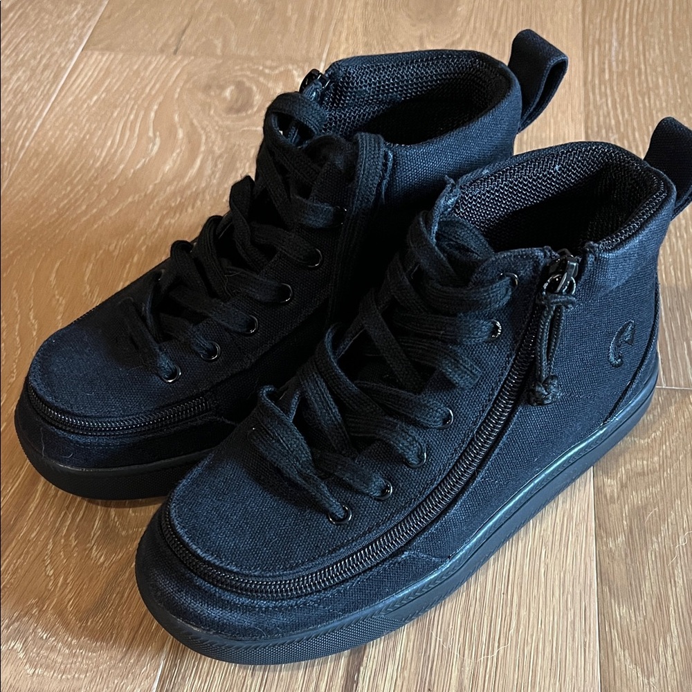 WIDE WIDTH Black Billy Kids Sneakers - Pristine Condition!